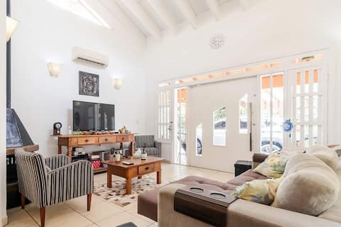 Top Airbnb: A Gem in a Gated Community – 3 Suites and a Fireplace em Itupeva