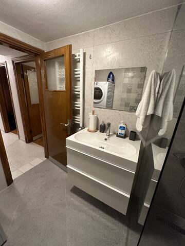 Close 2 everything, all rooms are air conditioned gallery image 3