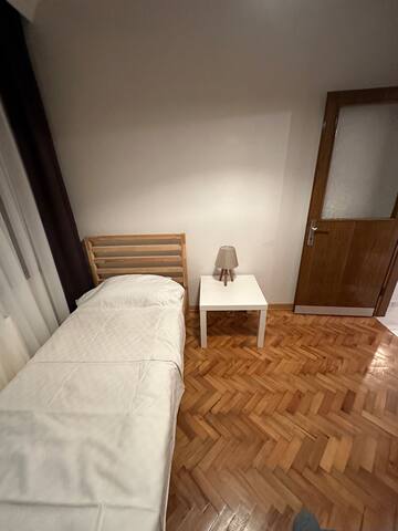 Close 2 everything, all rooms are air conditioned gallery image 2