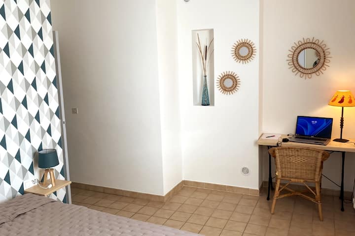 غرفة نوم بسرير 160 سم، مساحة عمل عن بعد.