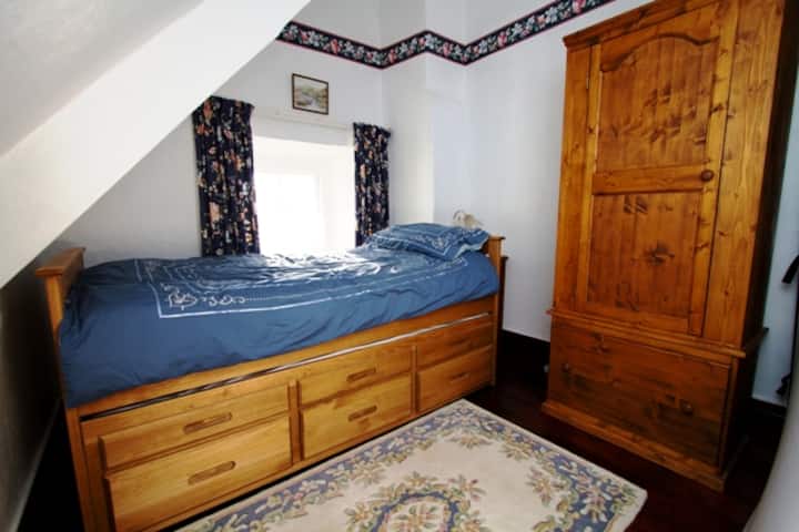 Chumba kimoja, chenye kitanda cha manapteni.  Kitanda cha chini kinaweza kufanywa kuwa kitanda kingine, ili chumba kiweze kulala watu 2.  Ina kijana mrefu wa pine na kifua cha droo, na sakafu ya mbao.  Chumba cha kulala kinatazama ua wa Little TrenoΑ.