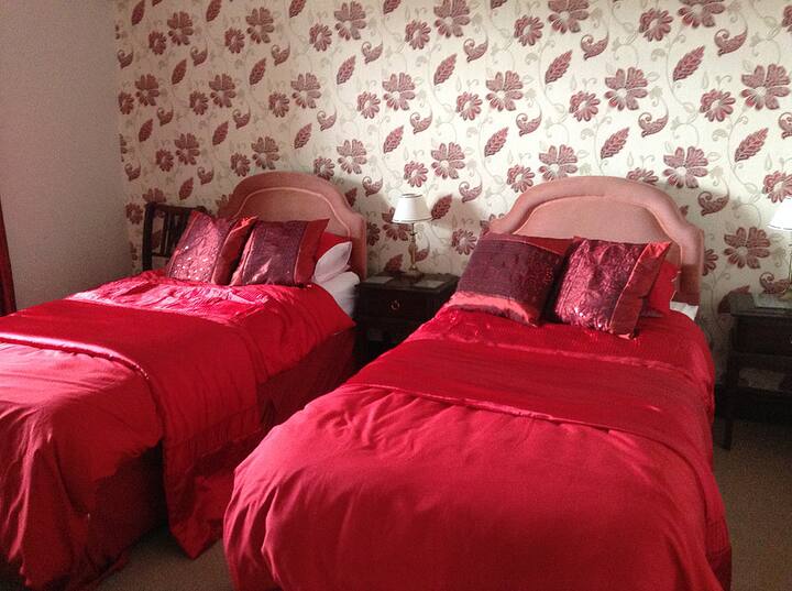 Chumba cha watu wawili kilicho na vitanda viwili vya mtu mmoja.  Chumba kinaangalia maeneo ya wazi kwa bahari na mnara wa taa.