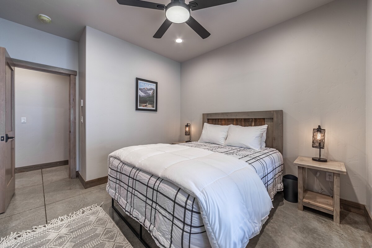 Მთავარი სართულის საძინებელი - დიდი ზომის საწოლი. Ყველას უკეთ სძინავს MT Big Sky-ს ქვეშ.