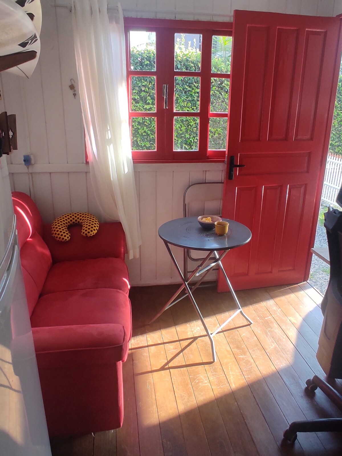 Сутрешното слънце влиза в стаята. 