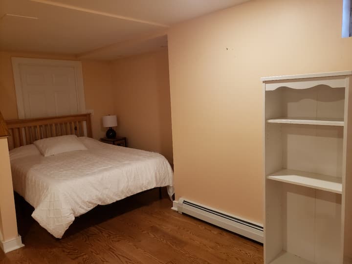 cama en el sótano terminado