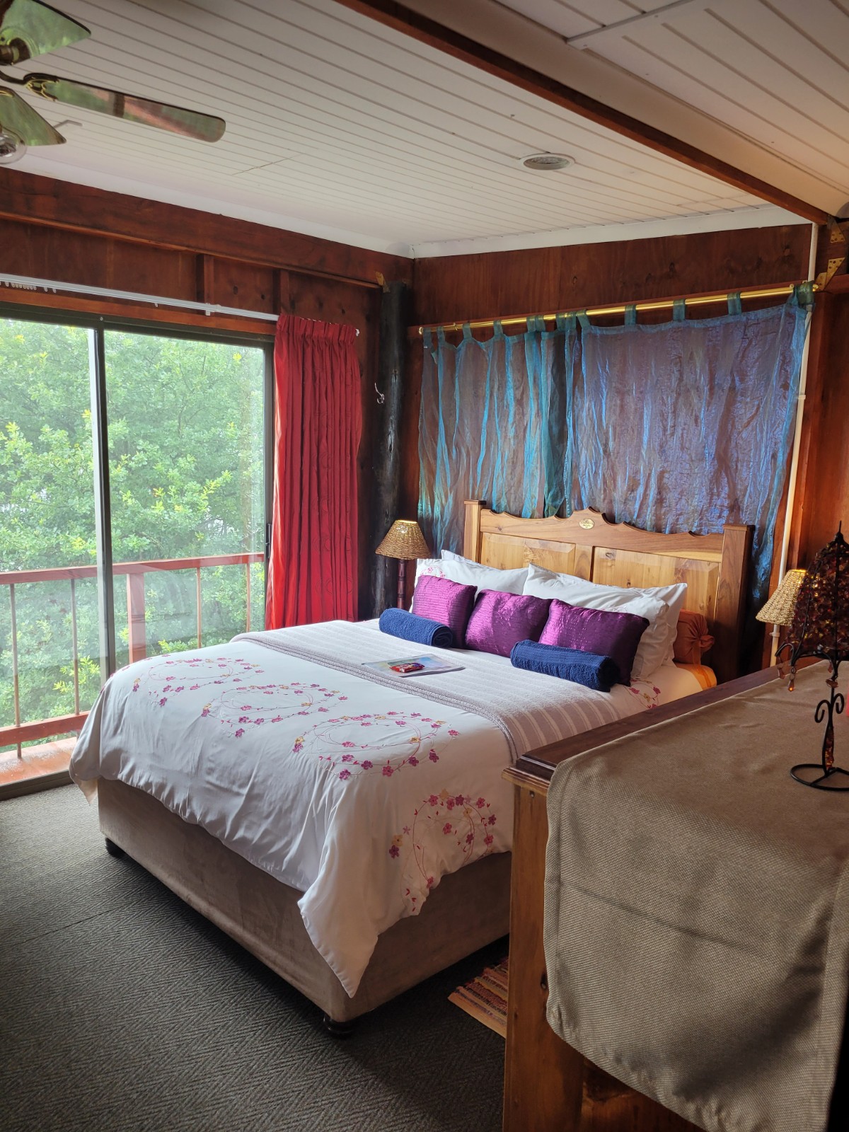 Veliki bračni krevet s električnim dekama koji će vas zagrijati kao tost u svakoj prohladnoj večeri.