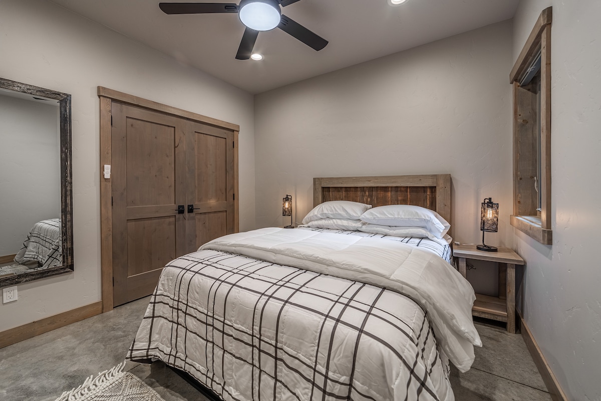 Piso principal Cama king. El dormitorio también tiene un armario.