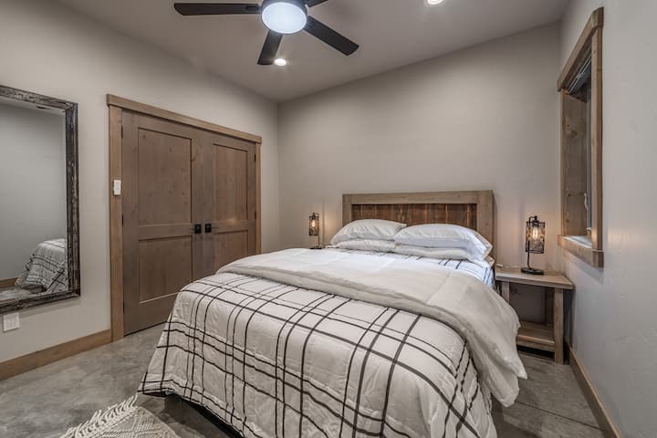 מיטת קינג סייז בקומה הראשית. בחדר השינה יש גם ארון בגדים.