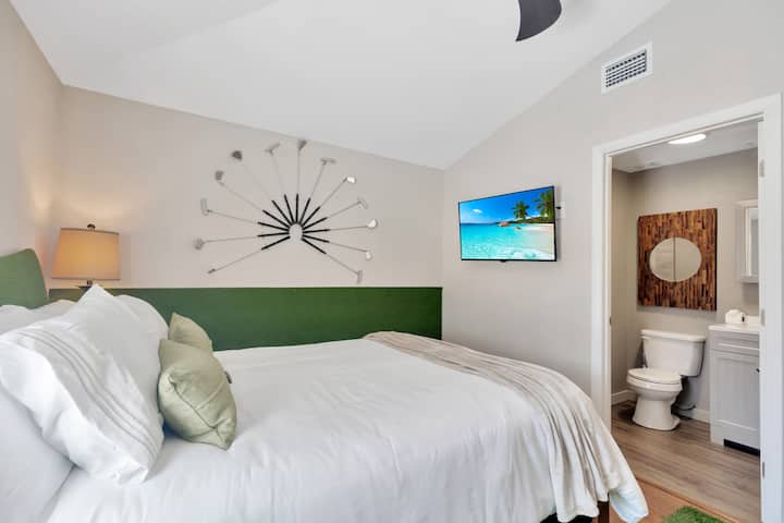 غرفة النوم 4. غرفة نوم الغولف - سرير بحجم كبير بحمام داخلي. الطابق الرئيسي