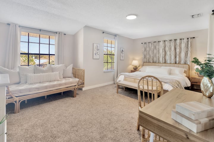 غرفة نوم 1. غرفة نوم رئيسية - سرير كينج مع سرير أريكة واحد وحمام داخلي. الطابق الثاني