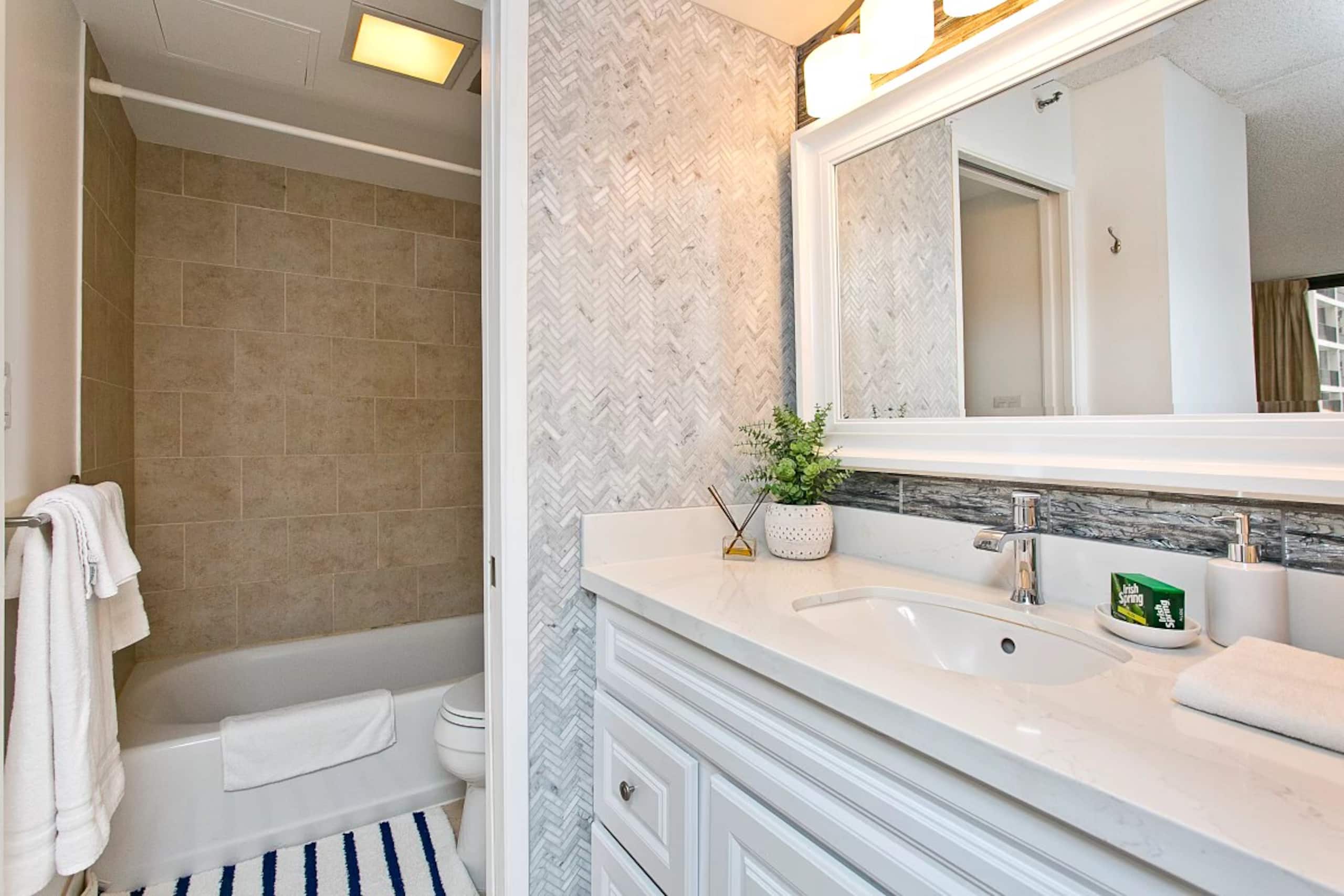 Condo in Honolulu · ★4.66 · 1 bedroom · 3 beds · 1 bath - Image 11