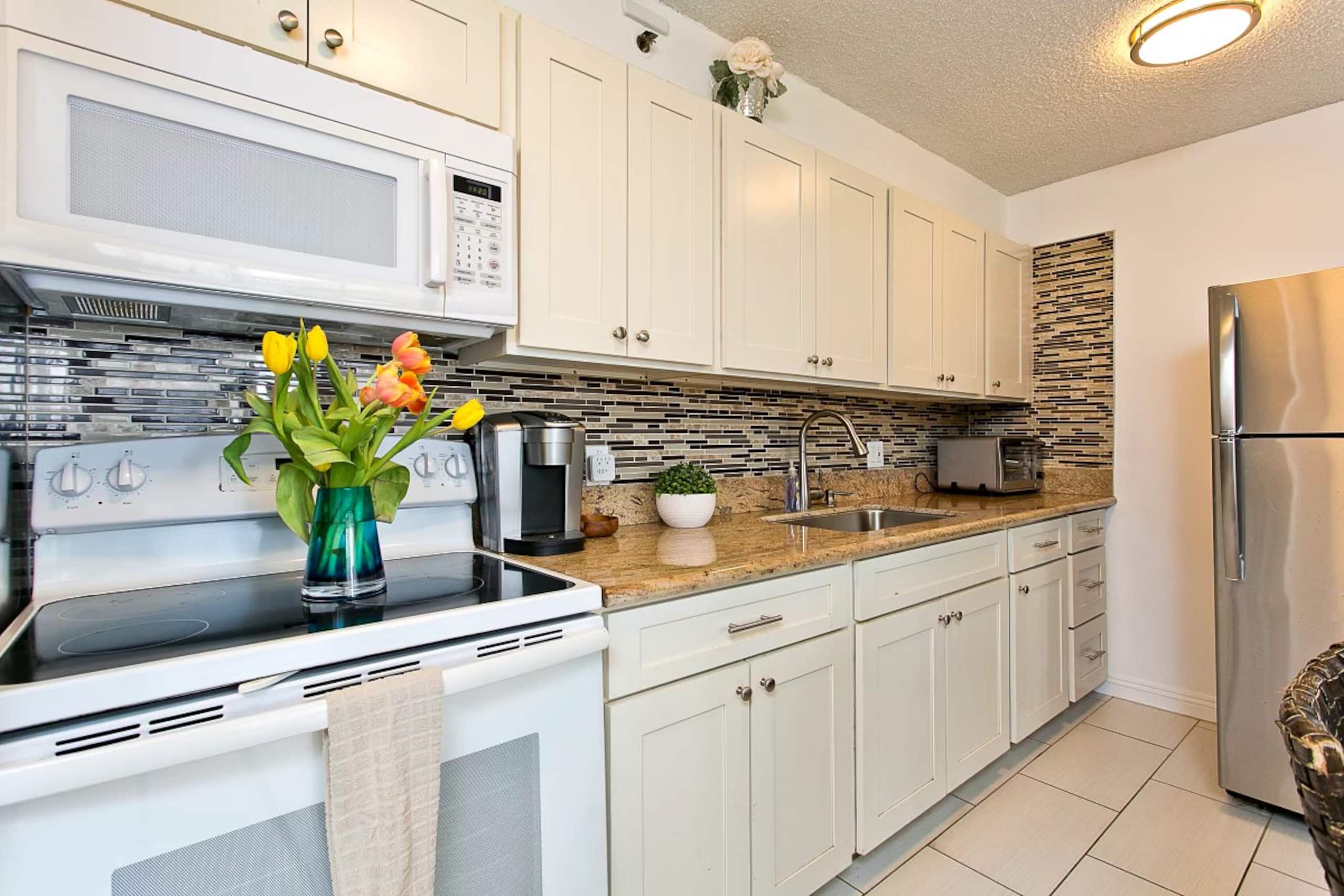 Condo in Honolulu · ★4.66 · 1 bedroom · 3 beds · 1 bath - Image 2