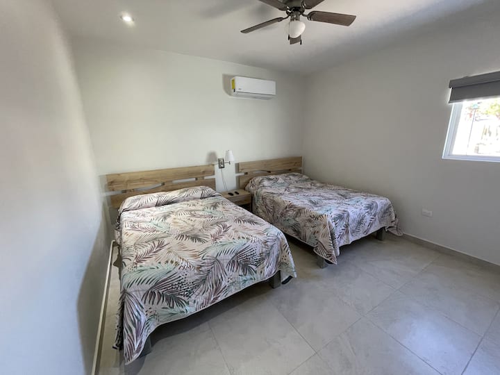 Chambre au rez-de-chaussée avec accès indépendant , salle de bain complète et télévision.
