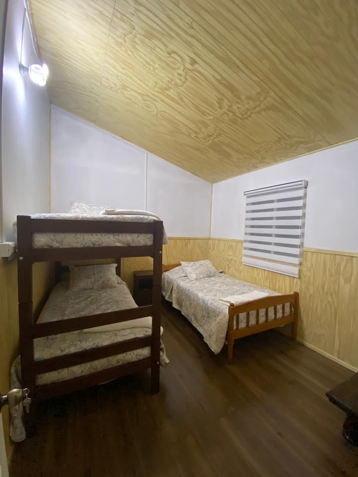 Soba na drugom katu, s jednim krevetom na kat, jedrilicom, ormarom i jednim krevetom  