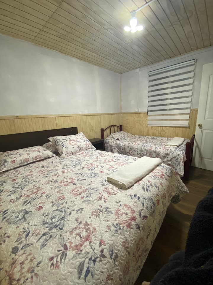 Soba na prvom katu s bračnim krevetom, svijećama i ormarima. 