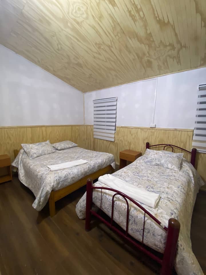 Soba na drugom katu s krevetom u punoj veličini, tri mornara, ormarom i krevetom za jednu osobu 