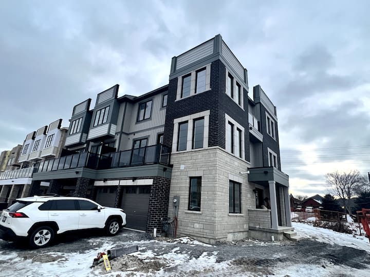 Brand New Modern Townhouse Houses for Rent in Bowmanville, Ontario, Canada Airbnb