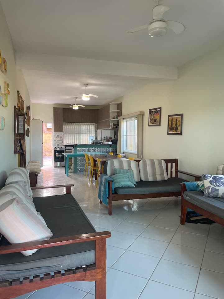 Tre divanet e dhomës së ndenjjes bëhen krevate tek. 