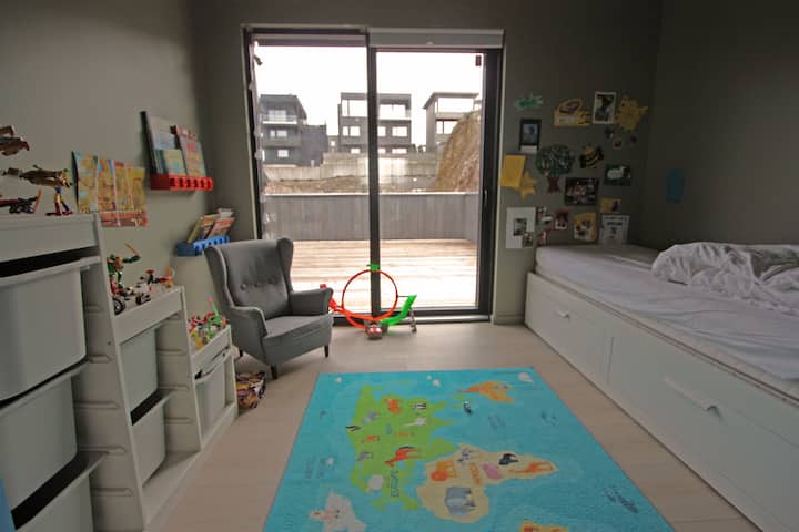 Საძინებელი 3, გასასვლელი ტერასის ზედა სართული.