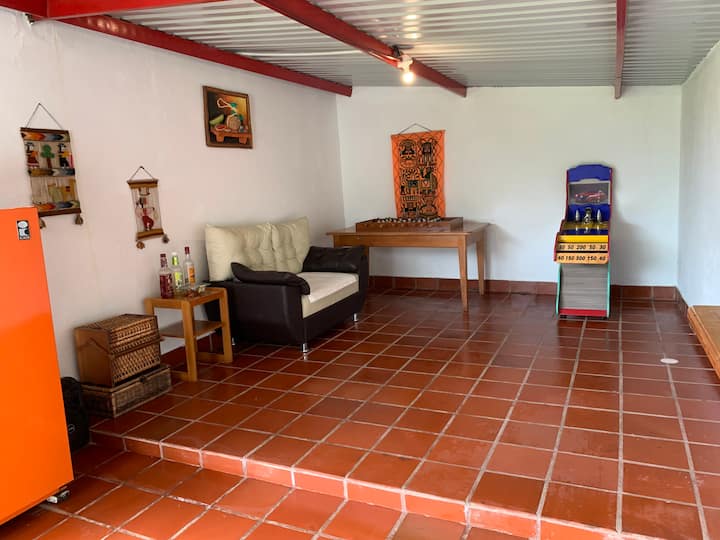 Espacios comunes, Sala de juegos con tv y bar. 