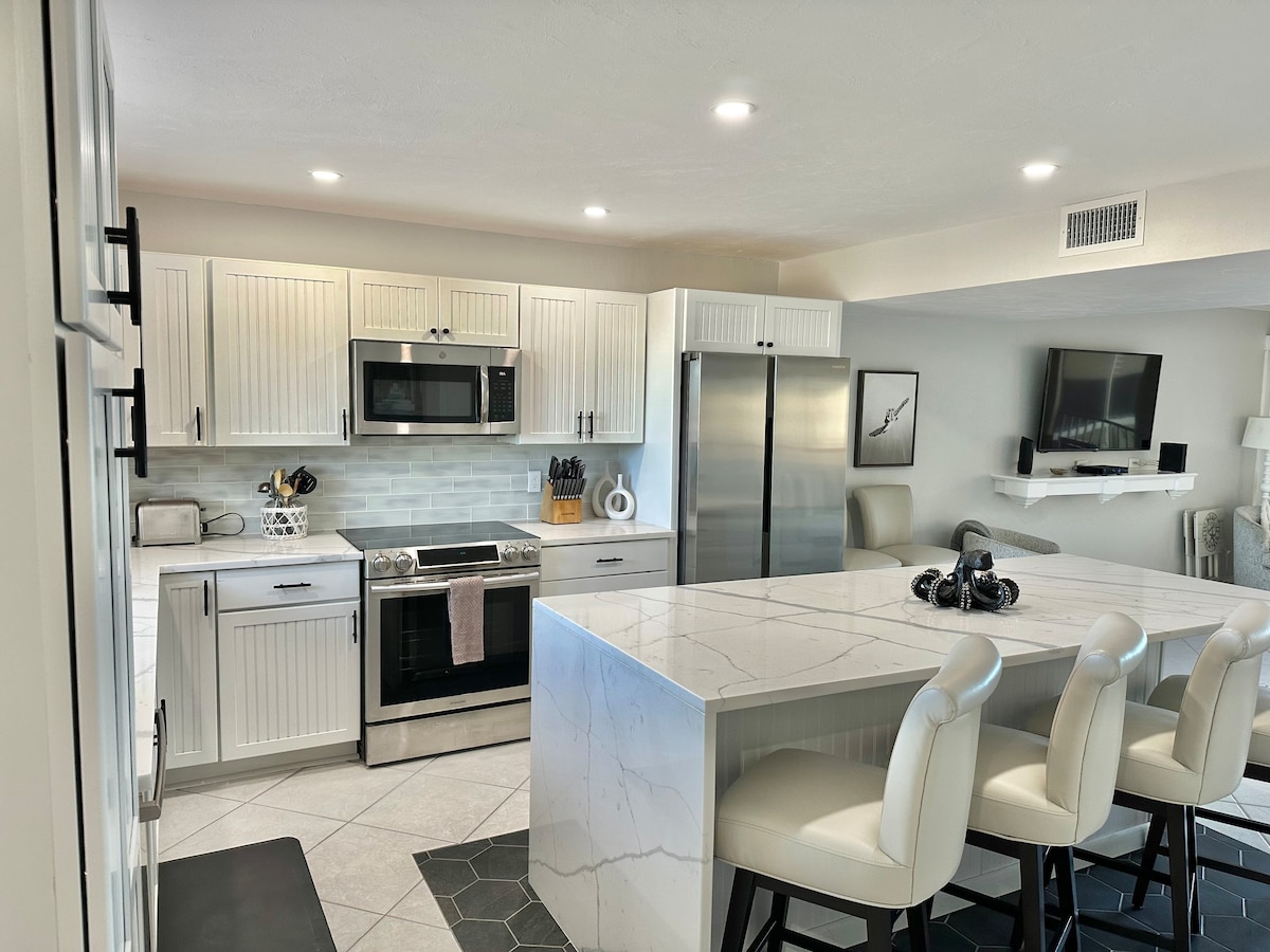 Sophisticated Oceanfront Luxury Condo