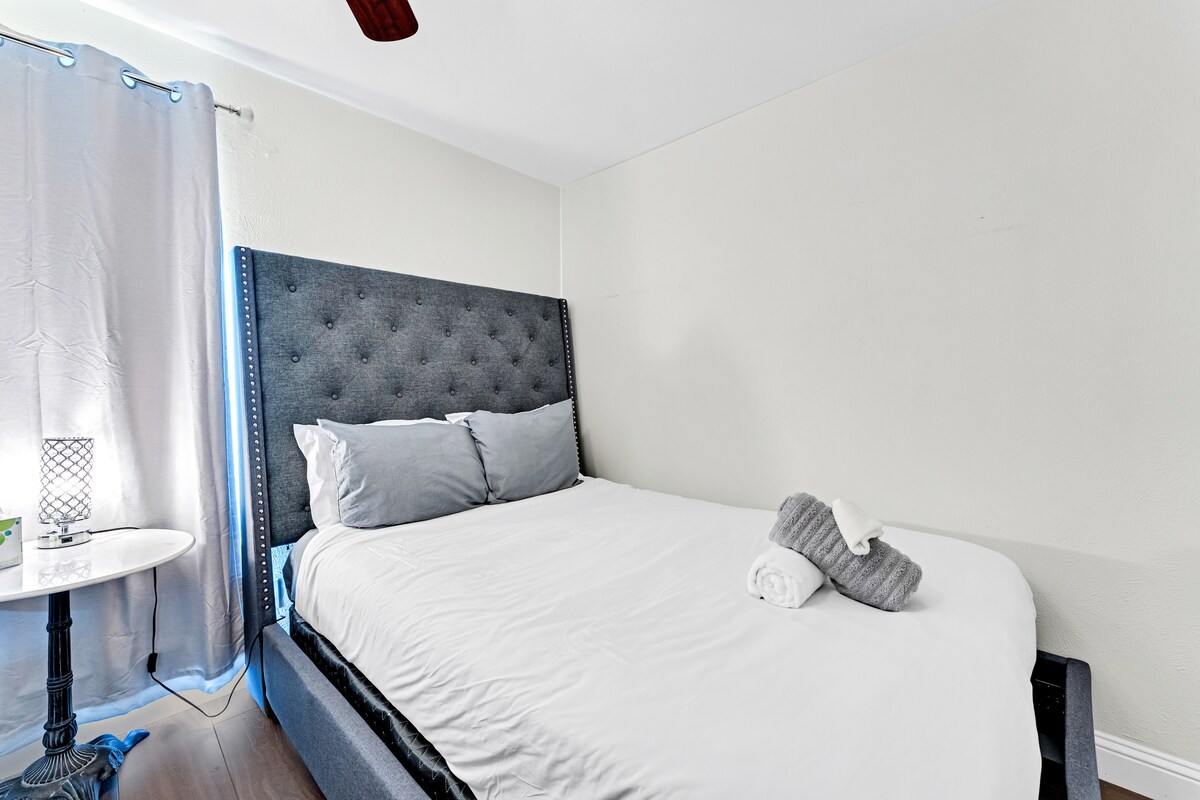 Segundo dormitorio con cama queen, litera individual y HGTV
