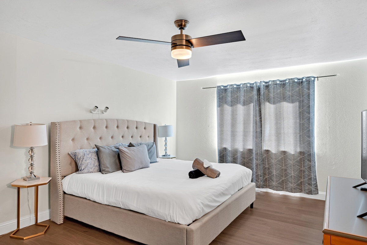 Dormitorio principal grande con cama King (forma de memoria) y TV de alta definición