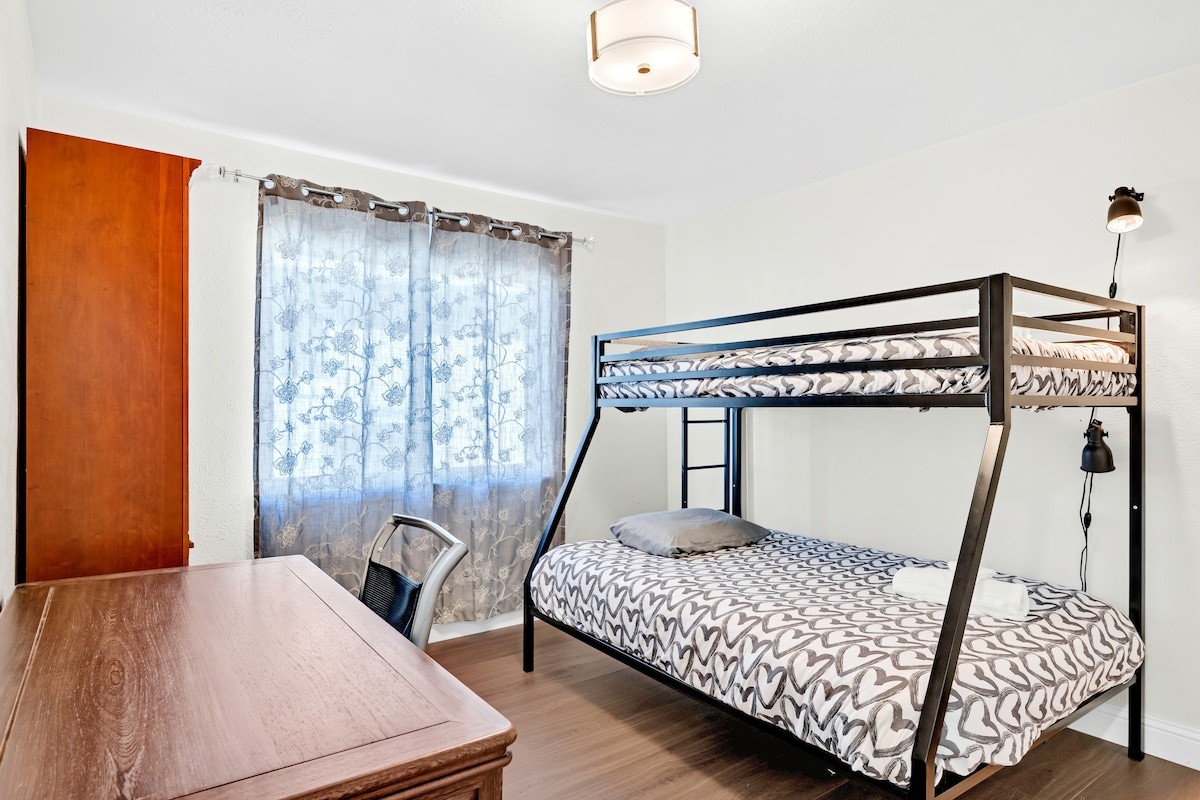 Tercer dormitorio con litera completa/individual y escritorio de estudio/ estantería