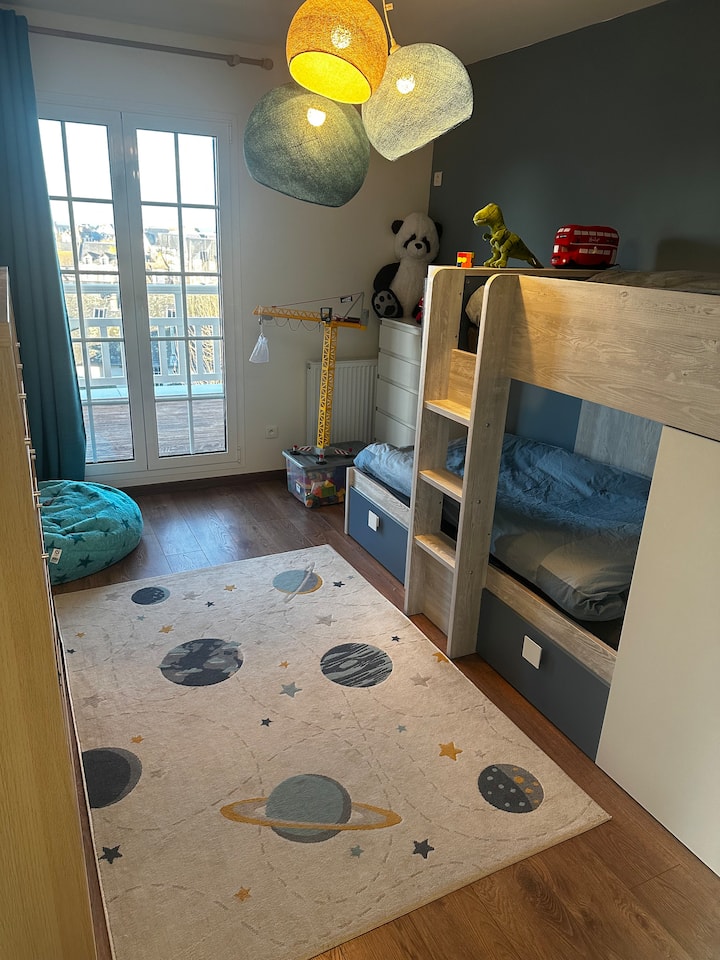 Na 1. katu prostrana dječja soba s igračkama. Dva kreveta na kat s kvalitetnom posteljinom. Soba se otvara na balkon s pogledom na more.