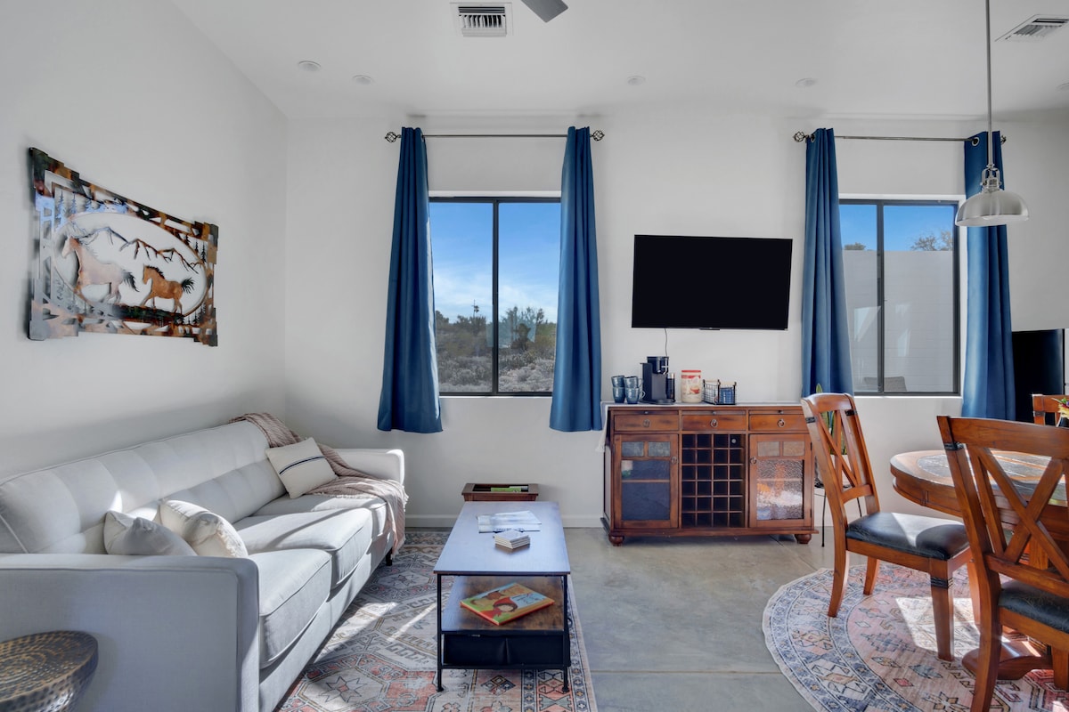 Two Bird Mini cuenta con una cómoda cama tamaño queen y un sofá cama con colchón de espuma viscoelástica.  Elegí esta específicamente porque tiene un colchón cómodo.