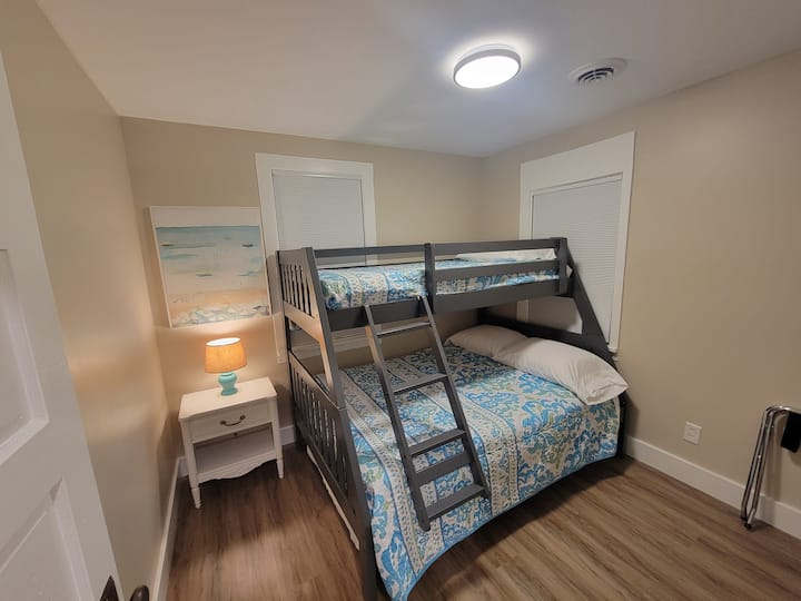 这个房间看起来不太舒服！  第二间卧室配备双人床，最多可入住3人。  如果您的孩子不睡在一起，它甚至还有一个脚轮:)