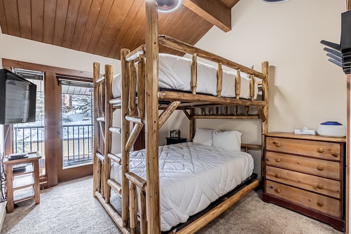 Каубојската соба. 
Овој локален рачно изработен брачен кревет (широк 150-179 см) служи добро за возрасни и деца. 