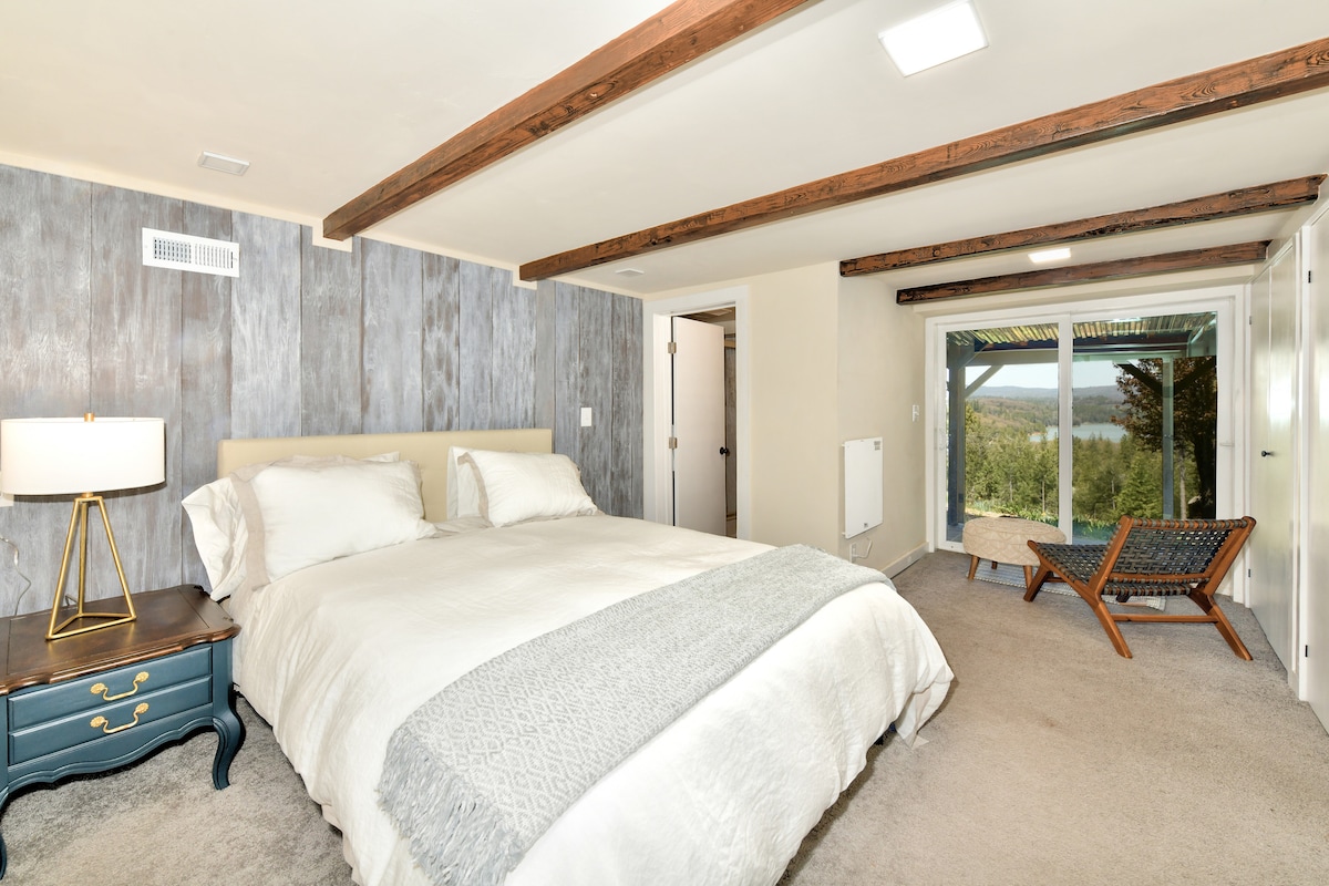 ציפוי עץ משוחזר בכל הבית מוסיף מגע כפרי