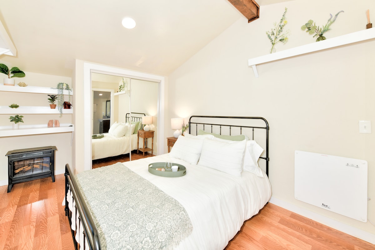 האורח צמוד מציע פרטיות ונוחות, כולל פינת קריאה תחובה 