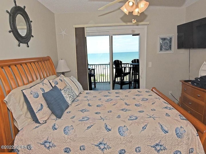 Deti dhe dëgjo dallgët e oqeanit që përplasen nga krevati kryesor ndërsa zgjohesh nga lindja e diellit.