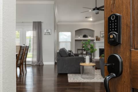 Top Airbnb: The Salle House- Pet Friendly w/ Hot Tub! in Visalia
