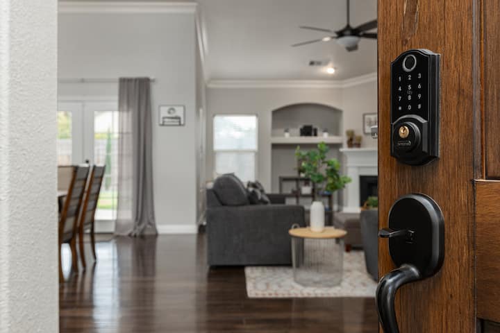 The Salle House- Pet Friendly W/ Hot Tub! - Adventure Park, Visalia