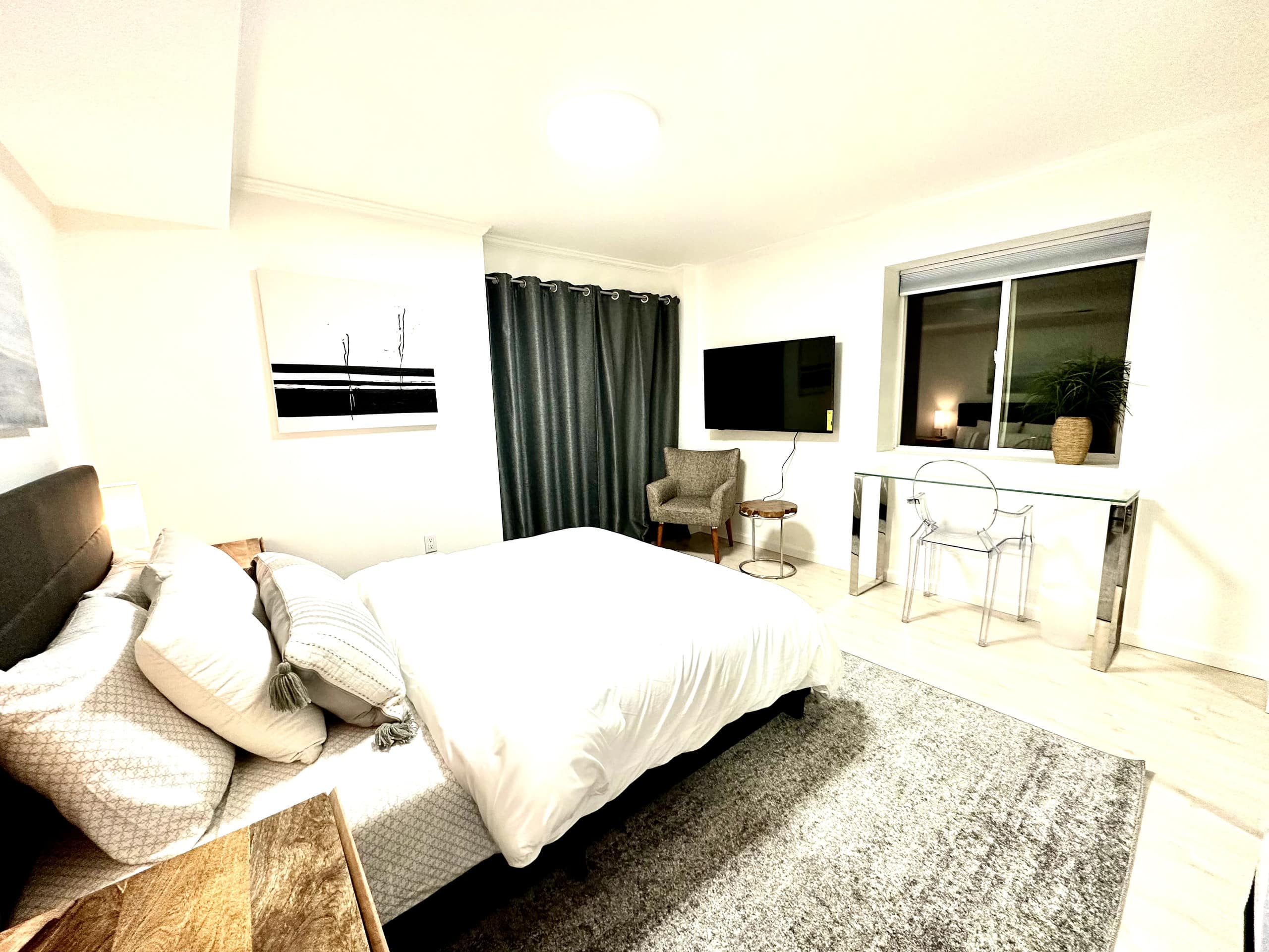 Spacious & Charming 2BR/1BA Unit - Image 2