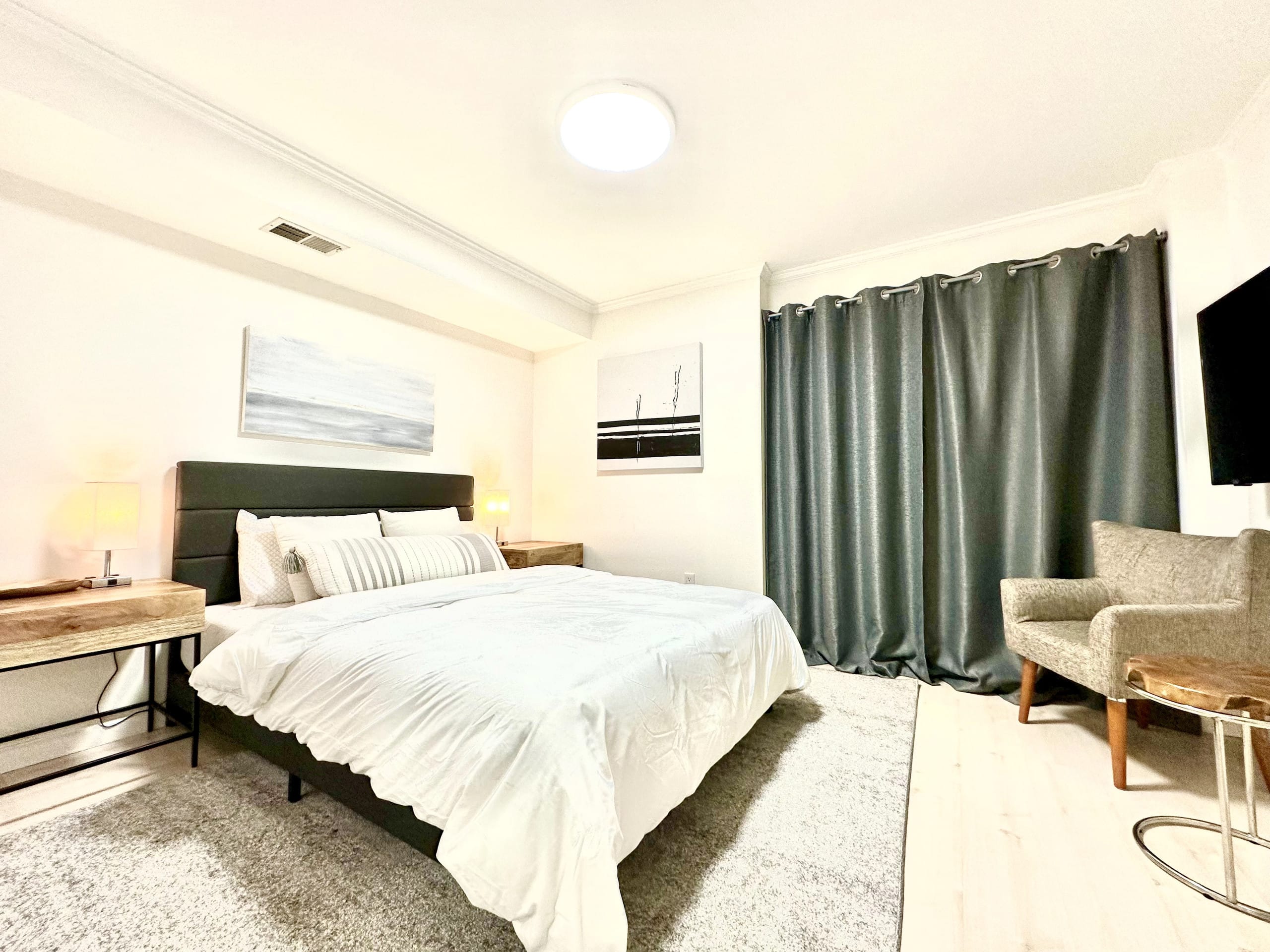 Spacious & Charming 2BR/1BA Unit - Image 1