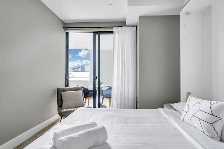 Третата спалня се отваря към вътрешния двор на самостоятелния вход. Леглото лесно се превръща в бюро.