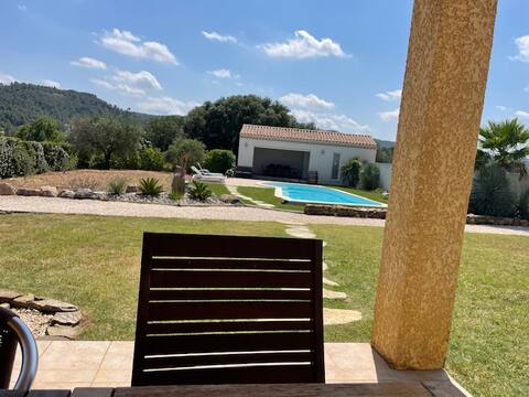 Lovely villa with swimming pool between the sea and the mountains
