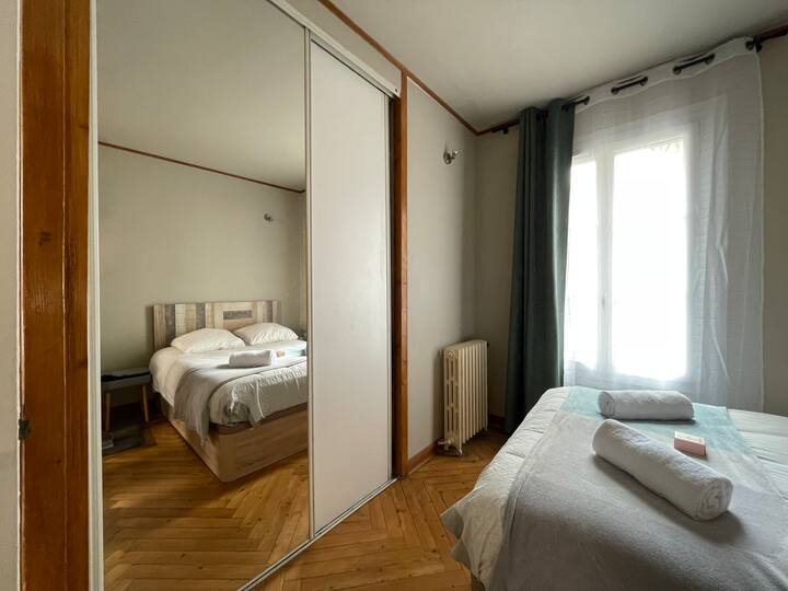 غرفة نوم بمساحة تخزين كبيرة 