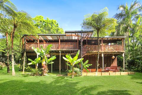 King Bed, Outdoor Bath, BBQ + Fireplace & Firepit