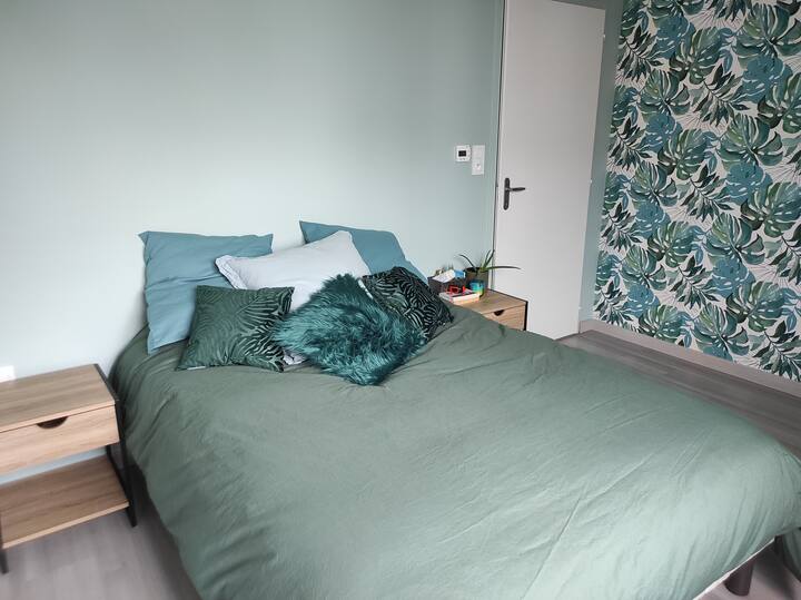 Habitación principal con cama de 140 x 200 cm