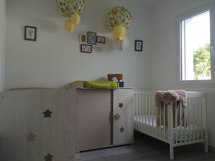Habitación infantil, 2 cunas de 60x120 cm o 1 cuna y 1 cuna individual de 90x200 cm