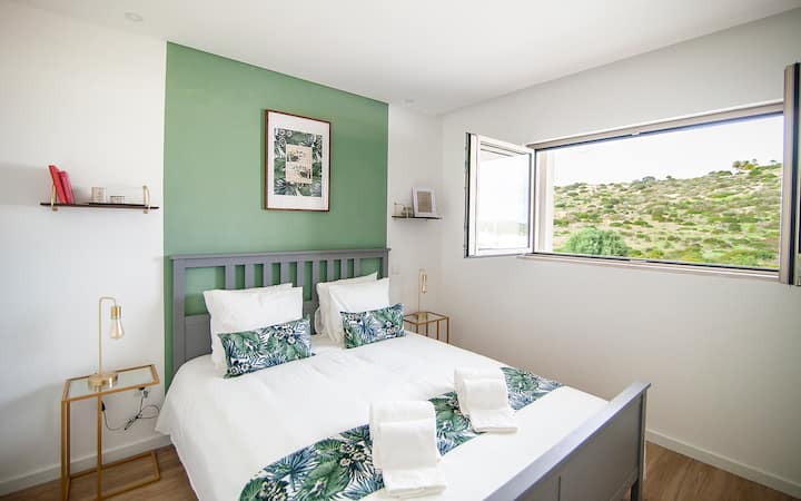 ห้องนอนพร้อมเตียงควีนไซส์