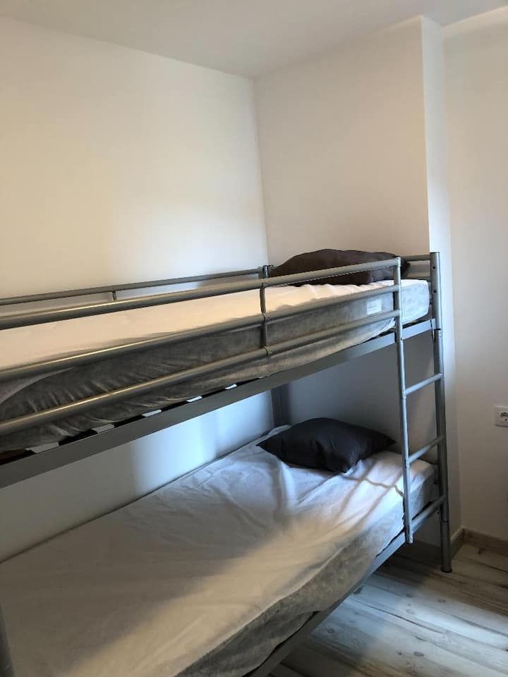 חדר שינה 3 עם 2 מיטות קומתיים