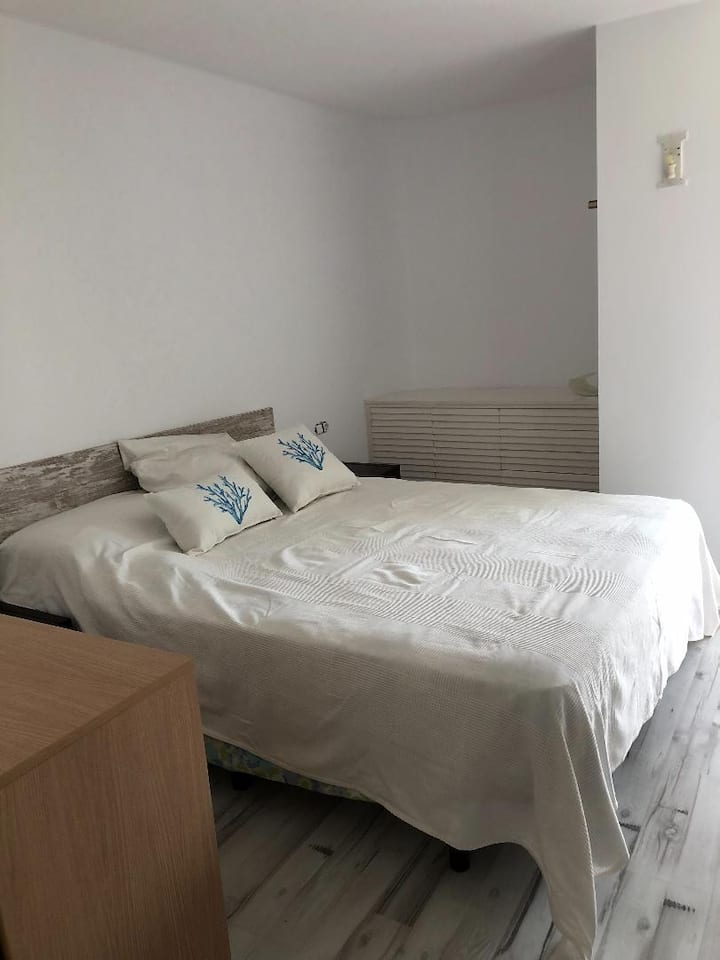 חדר שינה 1 -160 ס"מ - אפשרות להוסיף מיטת תינוק שהובאה על ידכם.