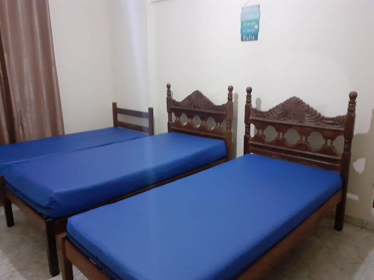 חדר שינה שני עם שלוש מיטות ומרפסת