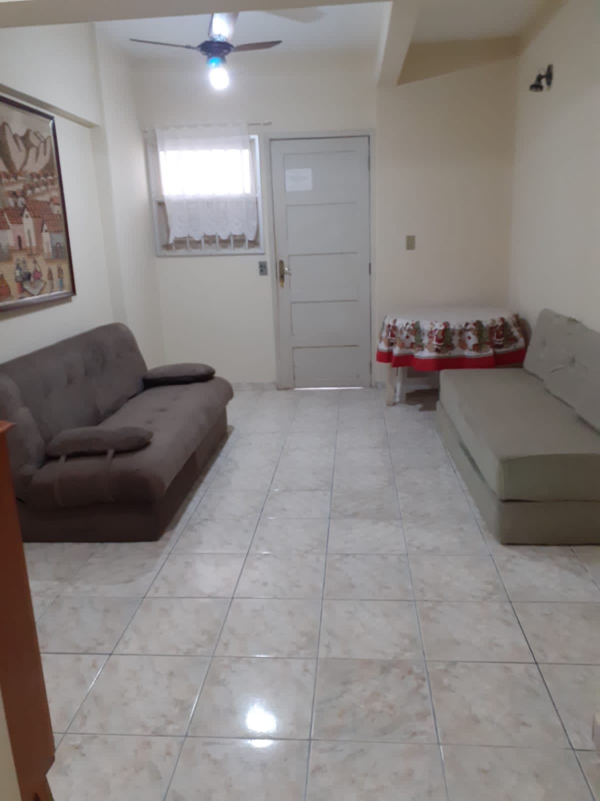 סלון עם שולחן וספות נפתחות.